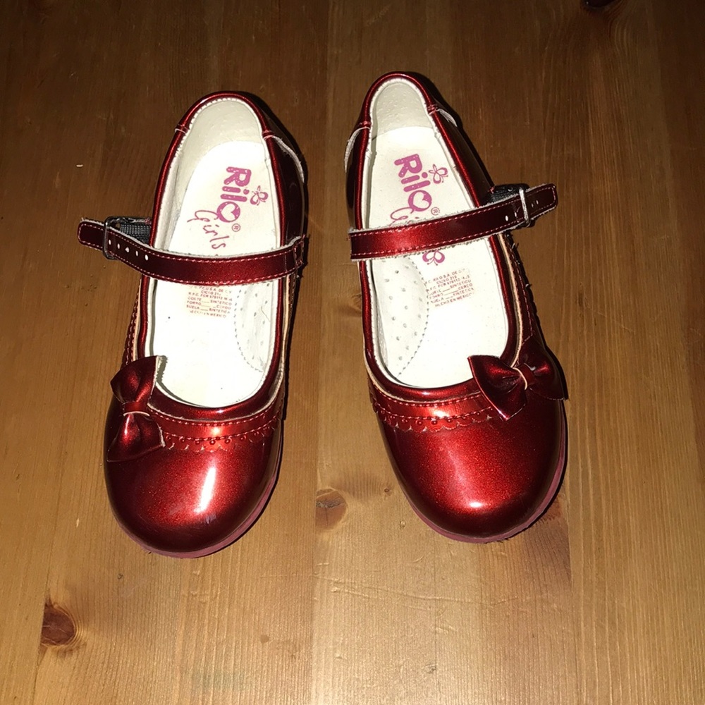 Red patten leather Mary Jane shoes